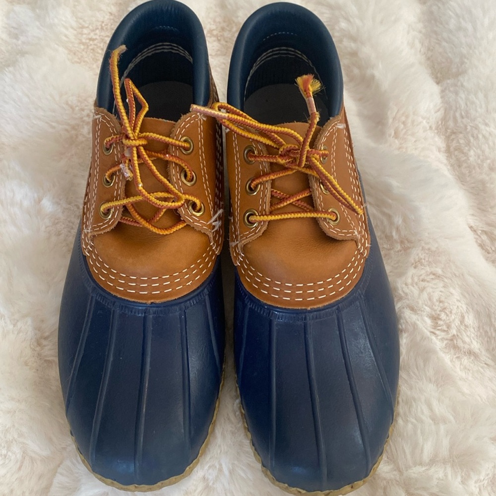 Women’s Navy and Brown Lace-Up Duck Shoes